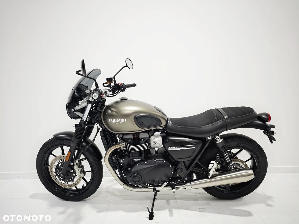Triumph Bonneville - 4