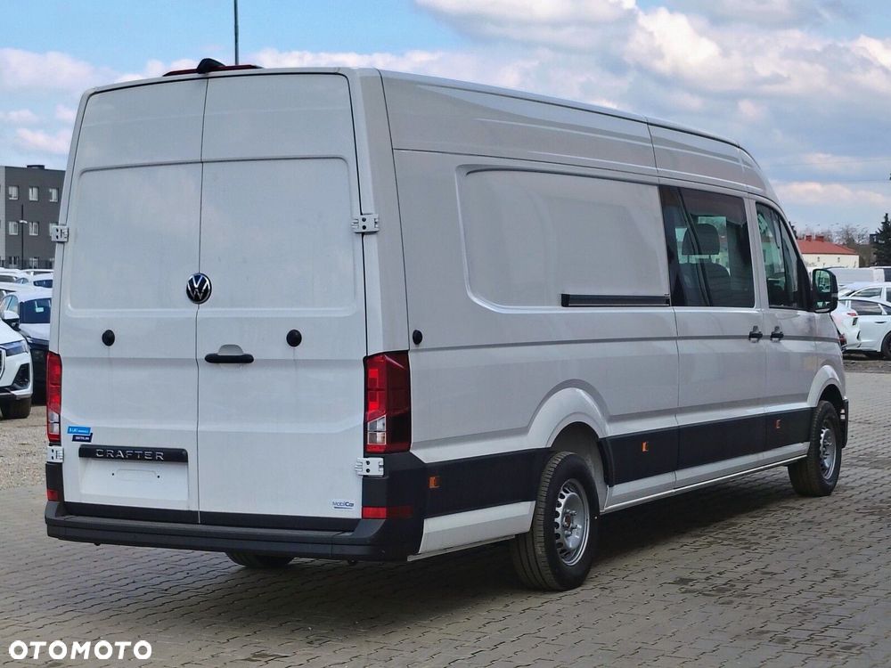 Volkswagen Crafter Crafter 35 Furgon z wysokim dachem silnik: 2,0 l EURO VI SCR 163 KM / skrzynia biegów: Przedni napęd automatyczna 8-biegowa rozstaw osi: 4490 mm L5 - 6