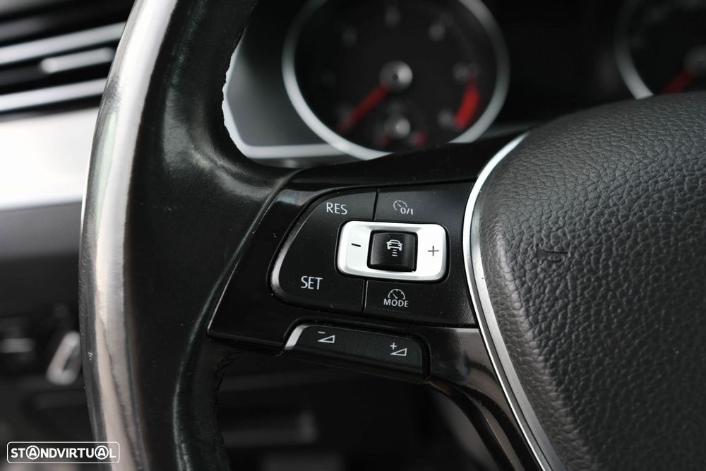VW Passat Variant 2.0 TDI Highline - 13