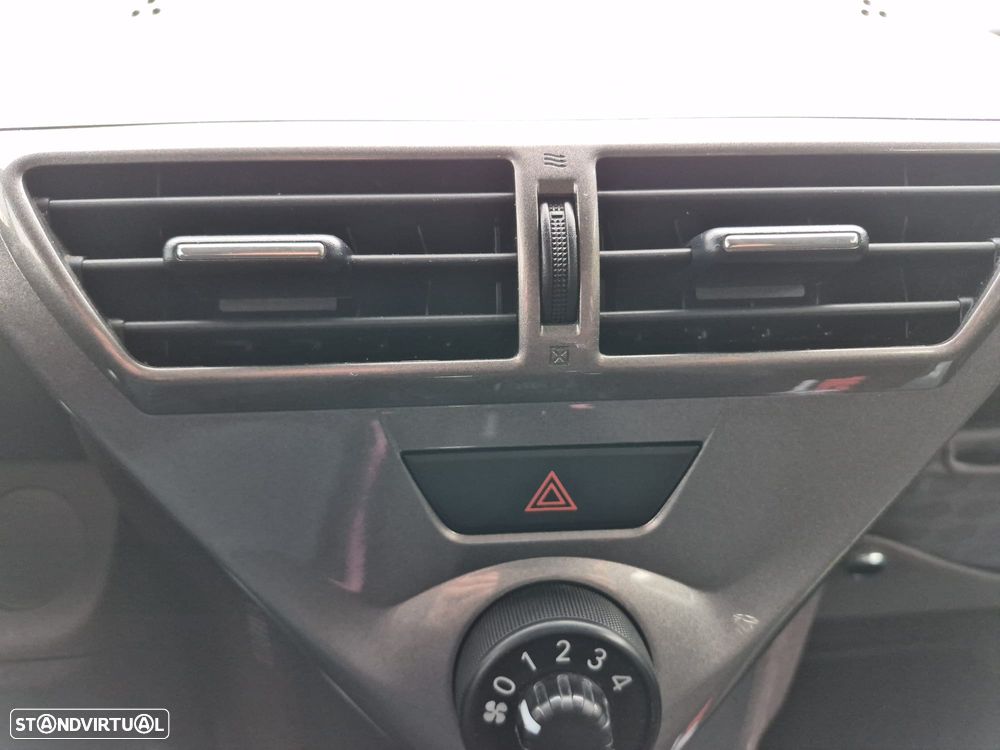 Toyota iQ 1.0 VVT-i Essential+AC - 19