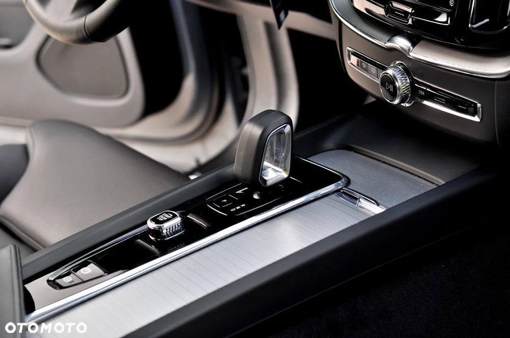 Volvo XC 60 B4 D Plus Dark - 21