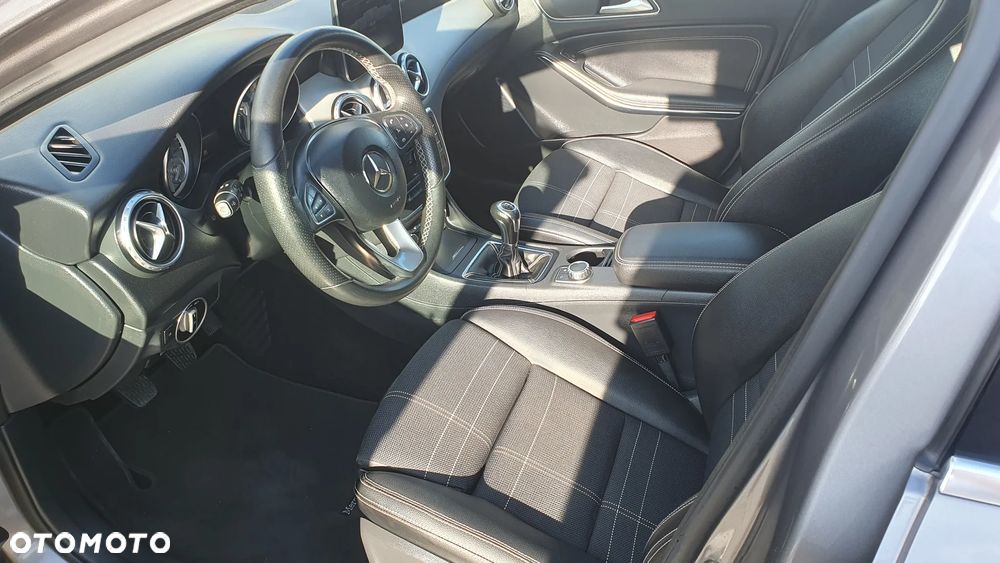 Mercedes-Benz GLA 180 UrbanStyle Edition - 9