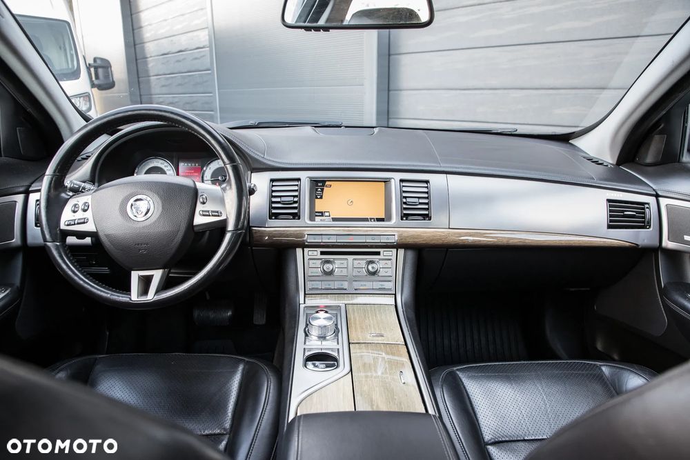 Jaguar XF 4.2 Super V8 - 12