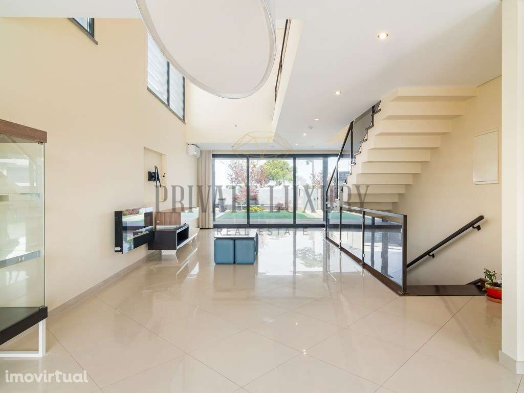 Moradia T4 com varandas e piscina em Azeitão - Grande imagem: 2/25