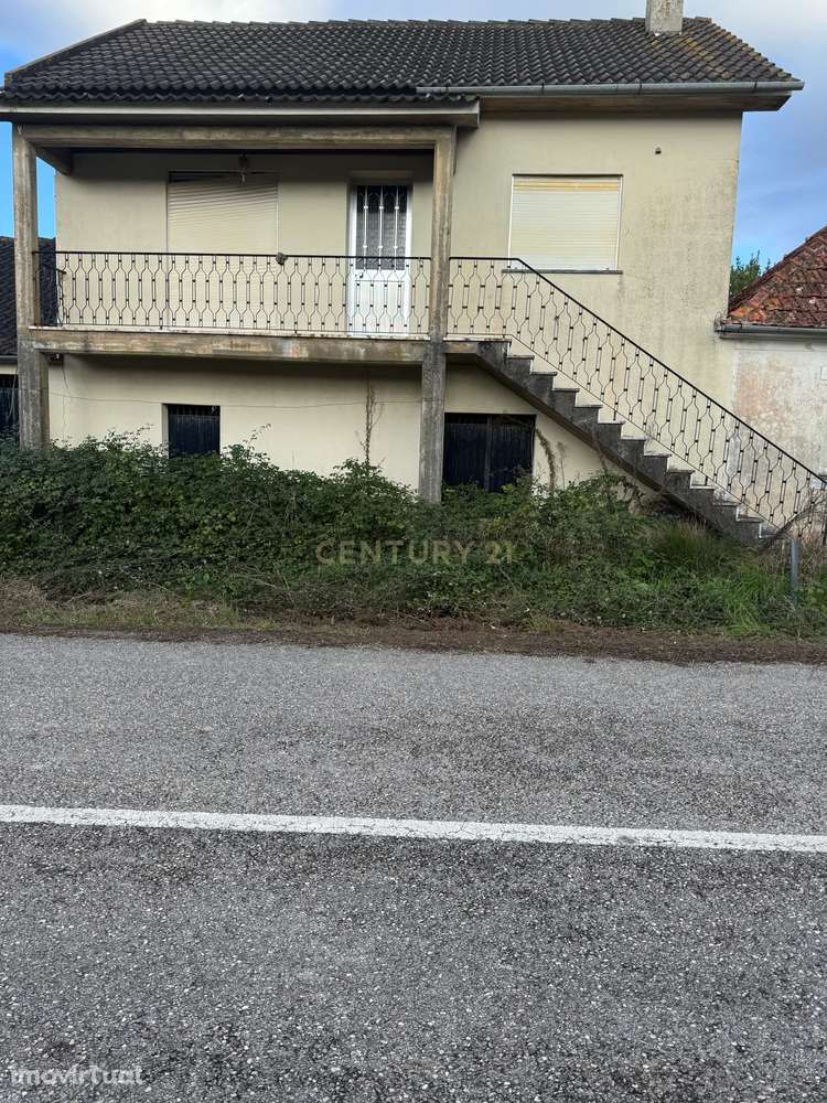 Casa T1 com garagem e terreno - Grande imagem: 2/11