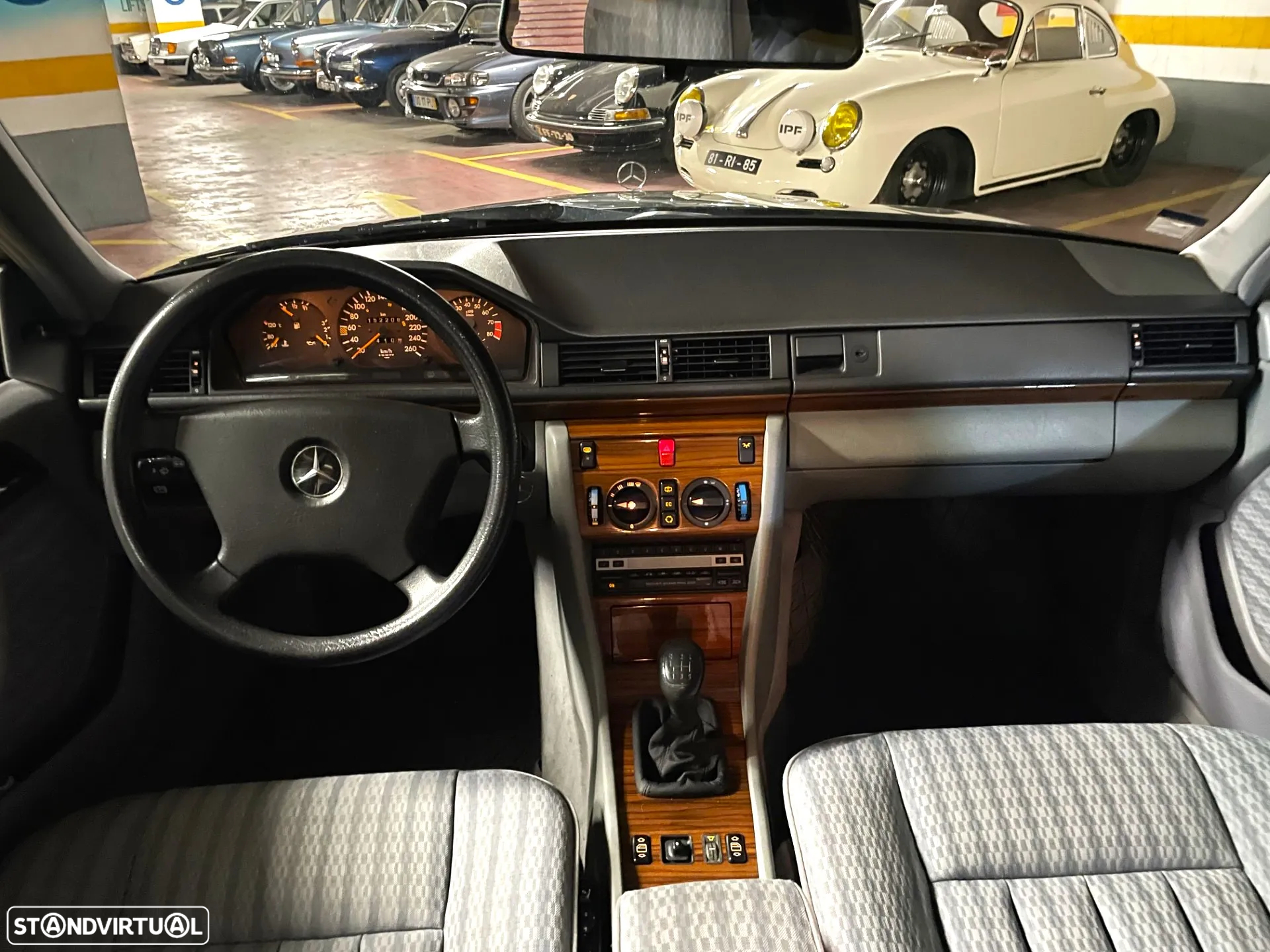 Mercedes-Benz 300 E-24 - 7