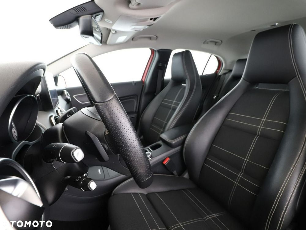 Mercedes-Benz GLA 180 7G-DCT Urban - 14