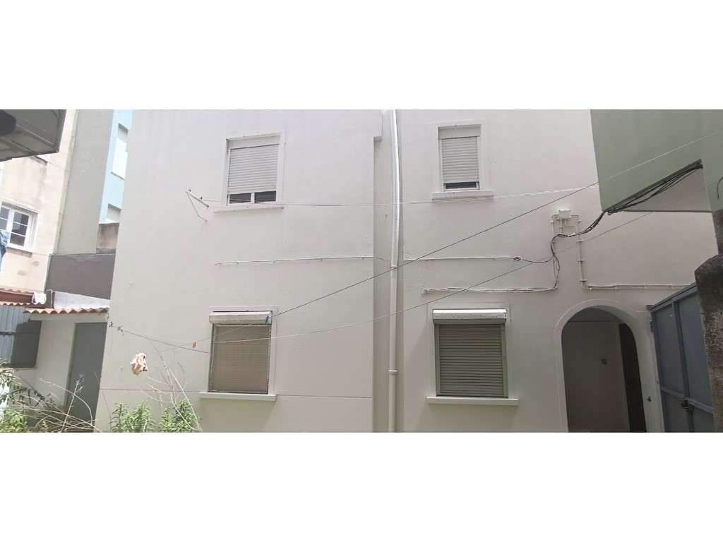 Prédio urbano composto por r/c e 1º andar - Cruz Quebrada - Grande imagem: 4/19