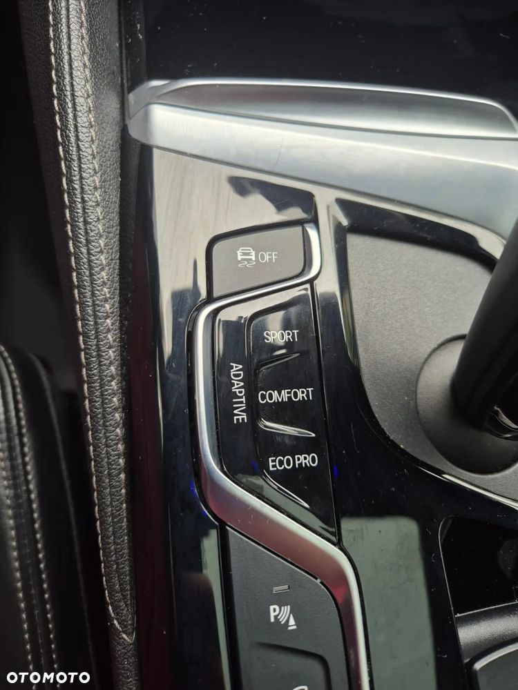 BMW Seria 5 M550i xDrive sport - 23