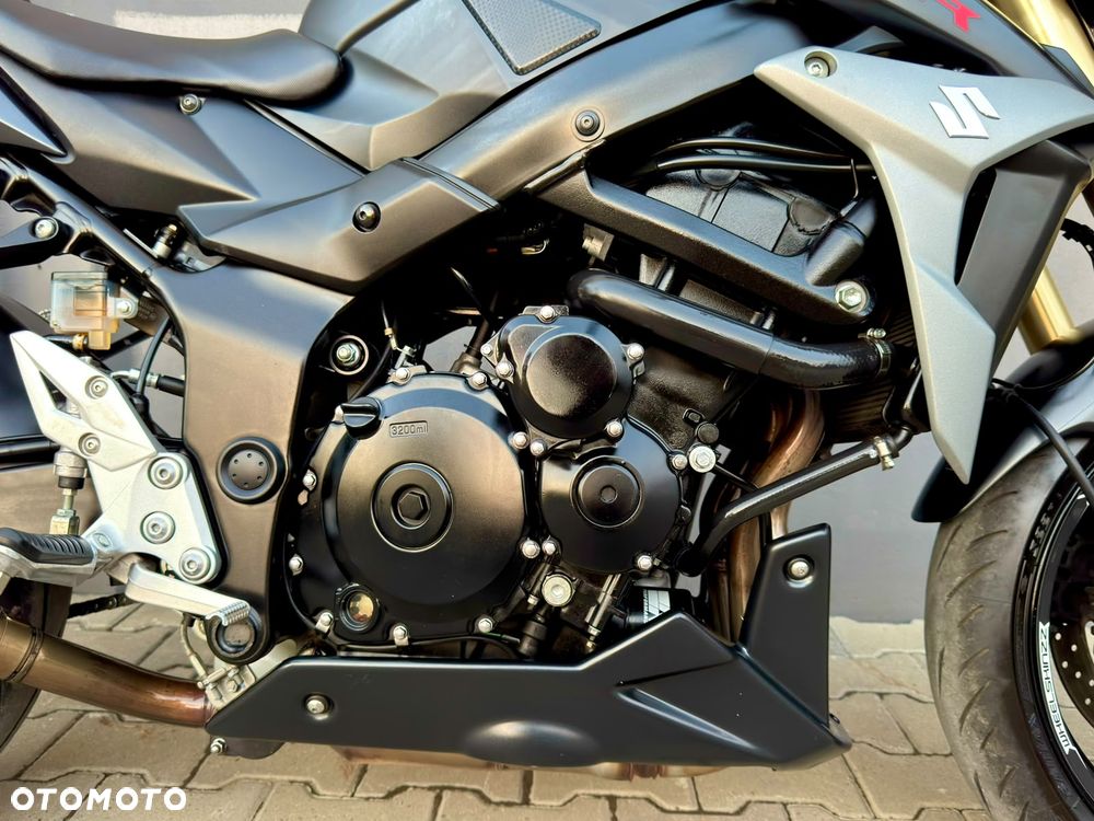 Suzuki GSR - 14