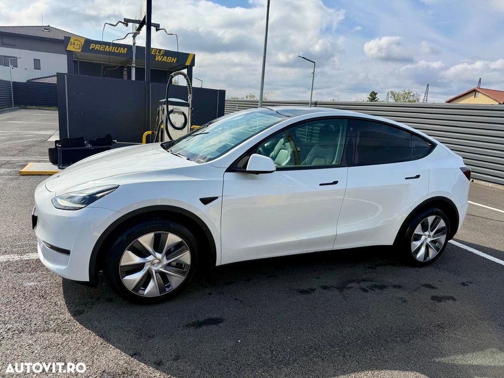 Tesla Model Y - 1