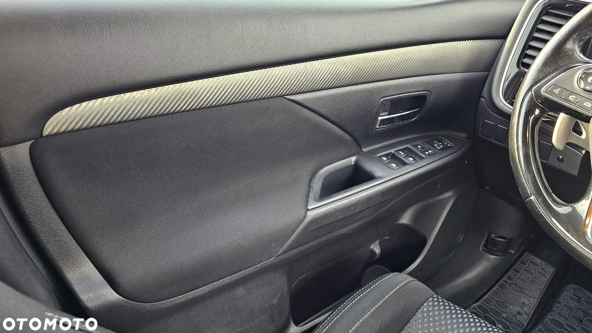 Mitsubishi Outlander 2.0 Instyle Navi 4WD CVT - 24