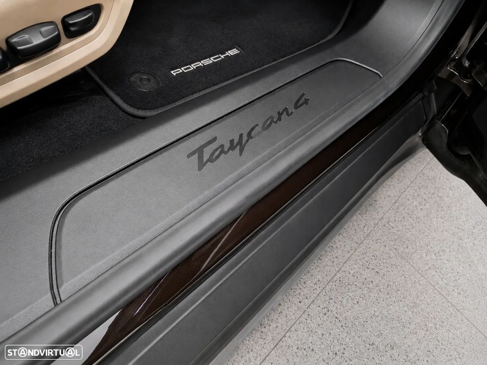 Porsche Taycan Cross Turismo 4 - 25
