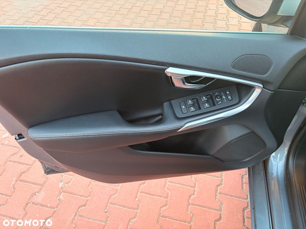 Volvo V40 D2 Drive-E R-Design Momentum - 12
