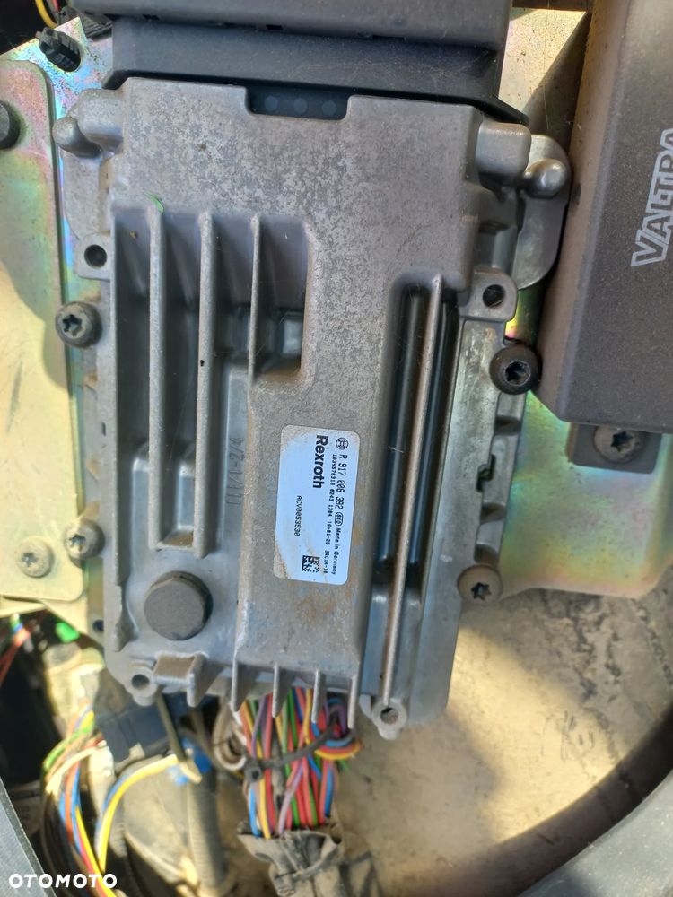 Kabina valtra,licznik ,wiązka elektryczna,dach,pulpit,wyświetlacz,ehr,sterownik,komputer,instalacja,szyberdach,R917008392,podłokietnik,pompka hamulcowa,orbitrol,t 194,t175,254,versu,q 305,t144,s,t234,t214,t154,s416,s374, - 25