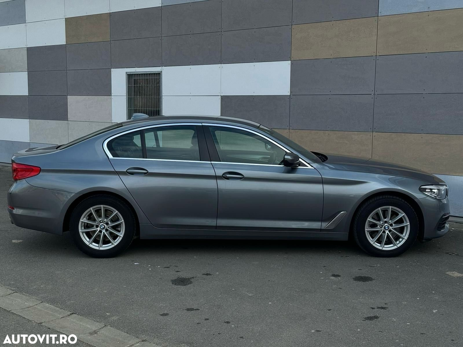 BMW Seria 5 520d Sport Line - 32