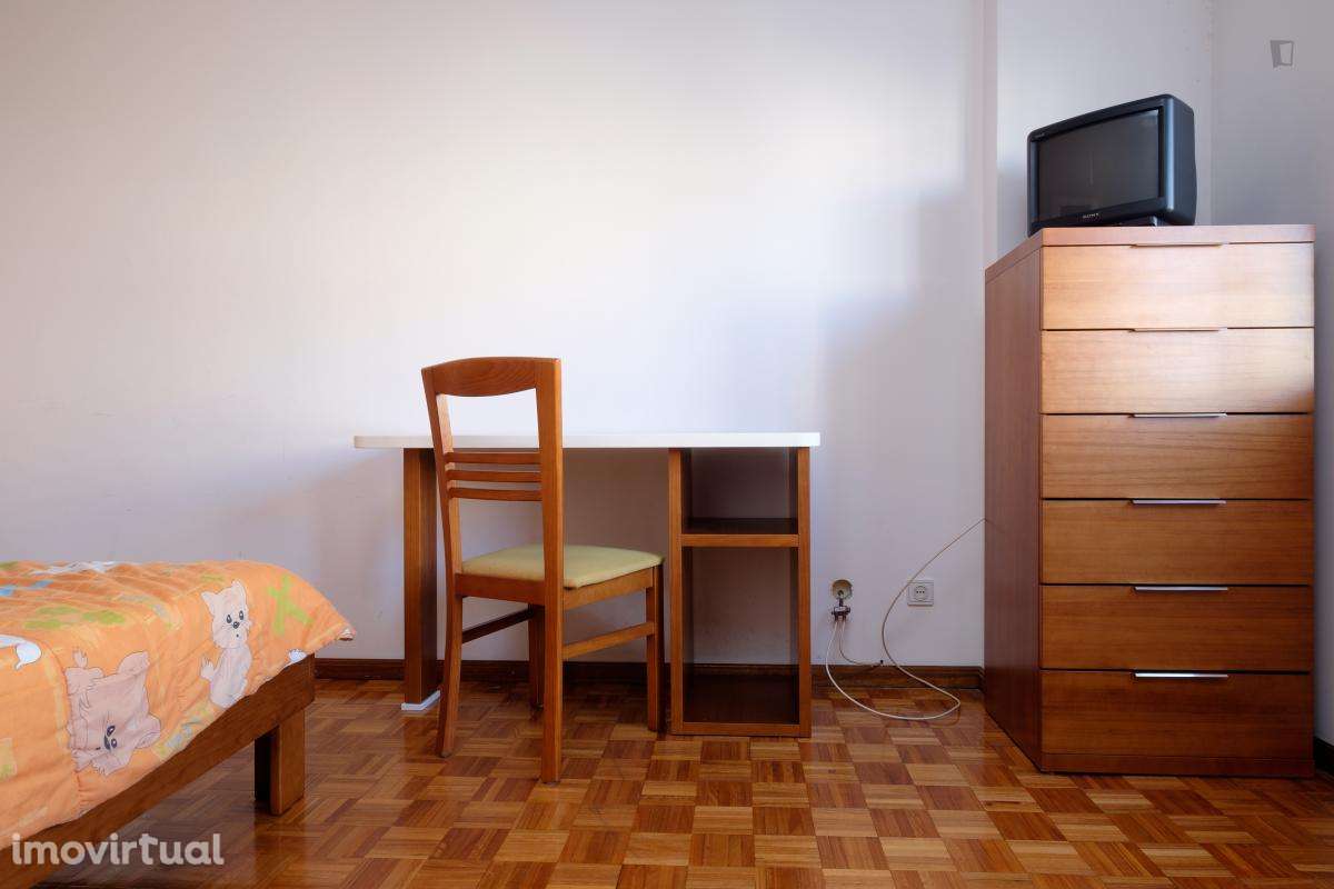 Quarto - localizado em Norton de Matos Coimbra - Grande imagem: 4/10