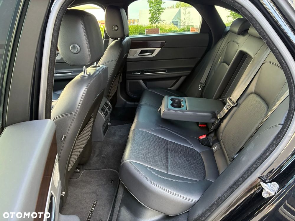 Jaguar XF 20t Prestige - 24