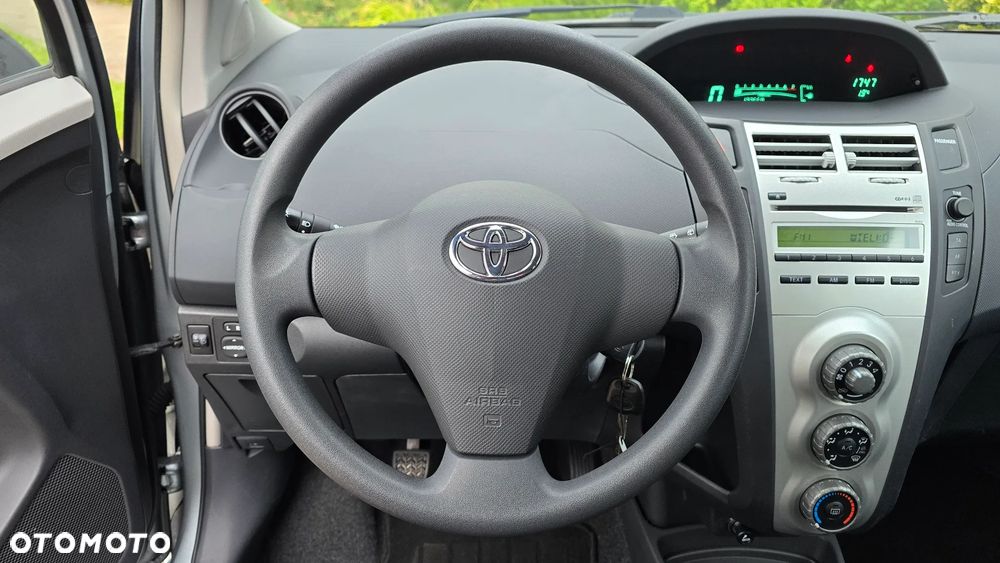 Toyota Yaris - 12