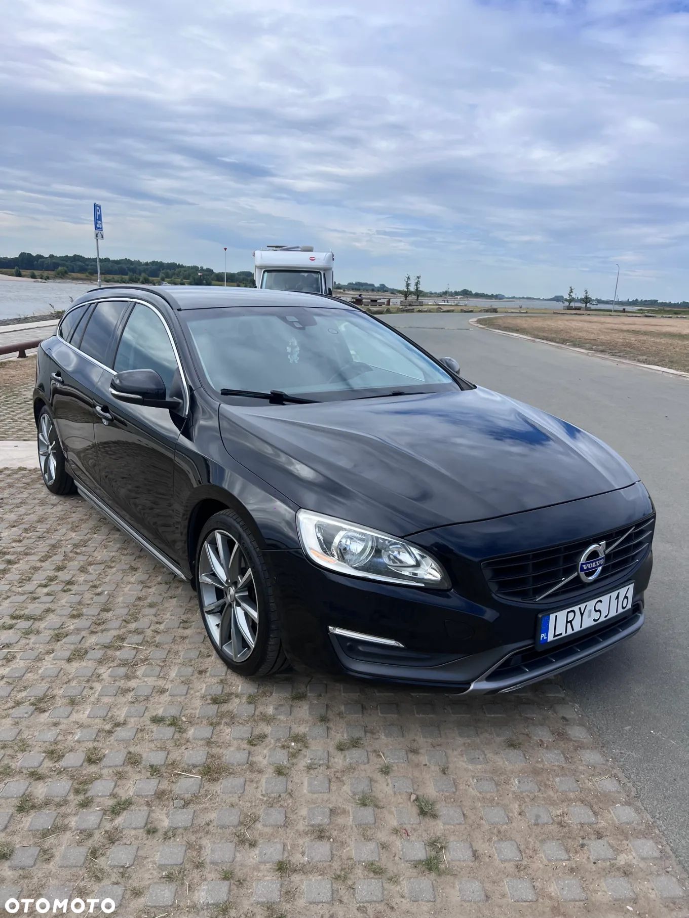 Volvo V60 D4 Drive-E Momentum - 1