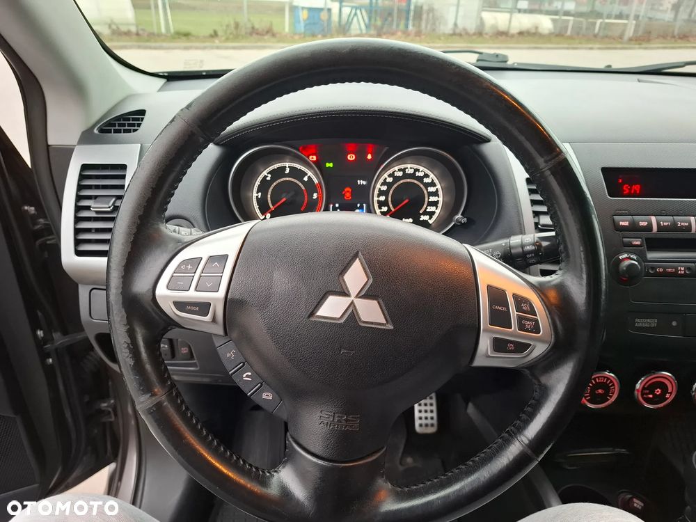 Mitsubishi Outlander 2.0 DID Intense + SE - 25