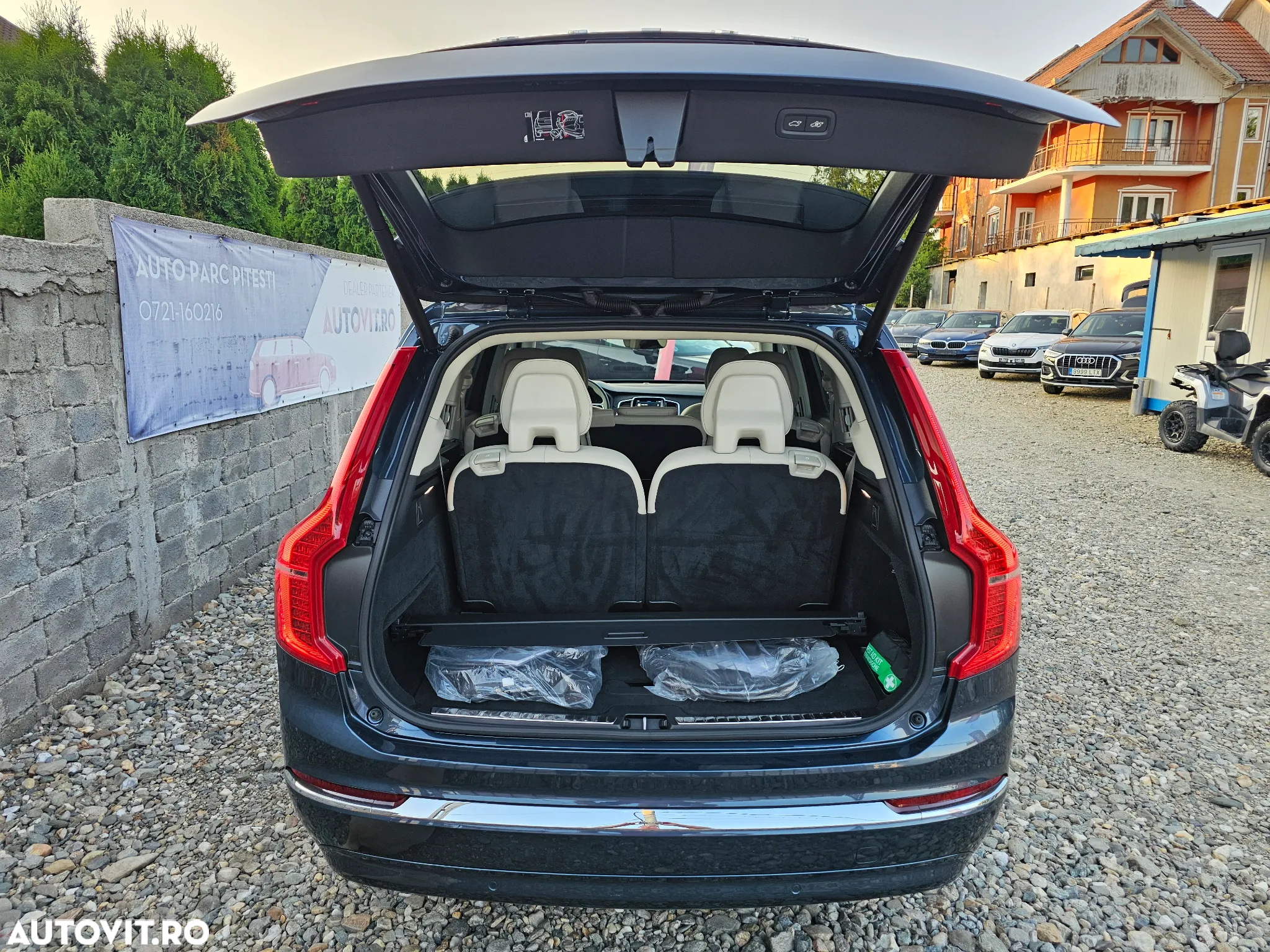 Volvo XC 90 T8 AWD Plug-in Hybrid Plus Dark - 6