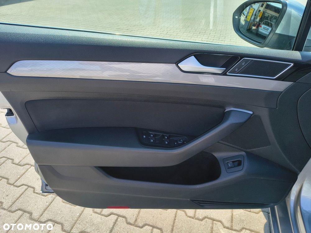 Volkswagen Passat - 13