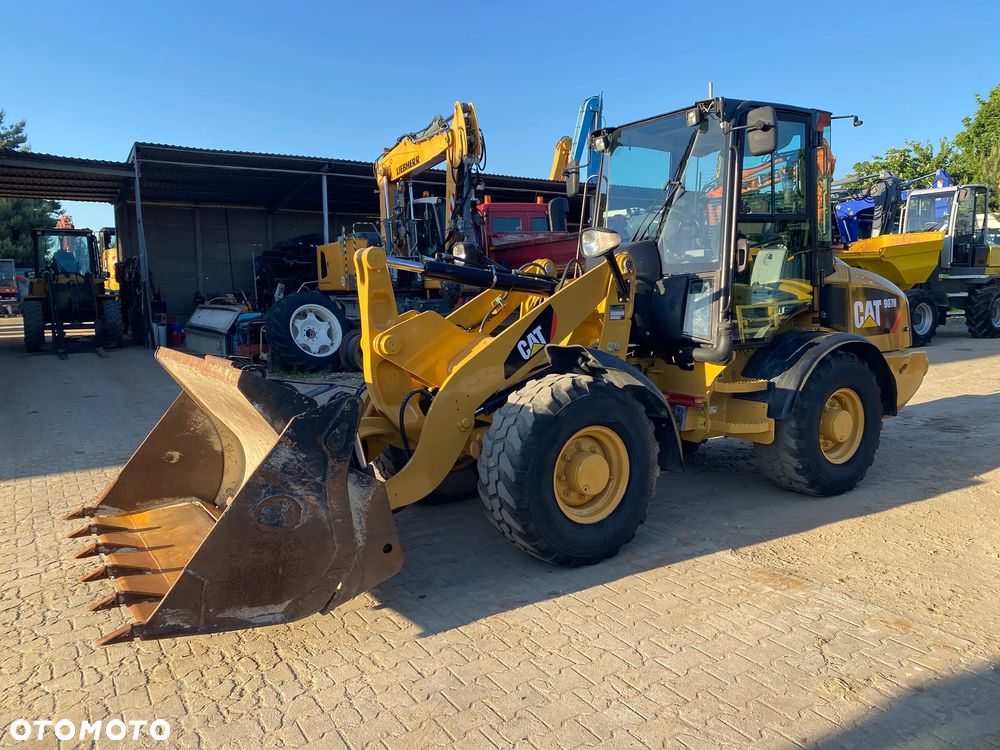 Caterpillar CAT 907H, 2012 ROK, ŁYŻKA OTWIERANA + WIDŁY, z NIEMIEC - 1