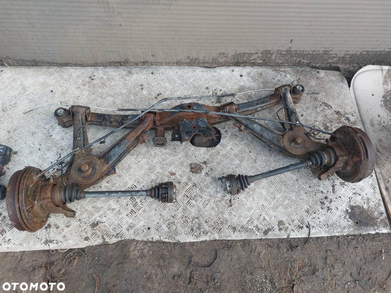 BELKA OŚ ZAWIESZENIA TYŁ PÓŁOSIE BMW E36 COMPACT 1.6 8V - 1