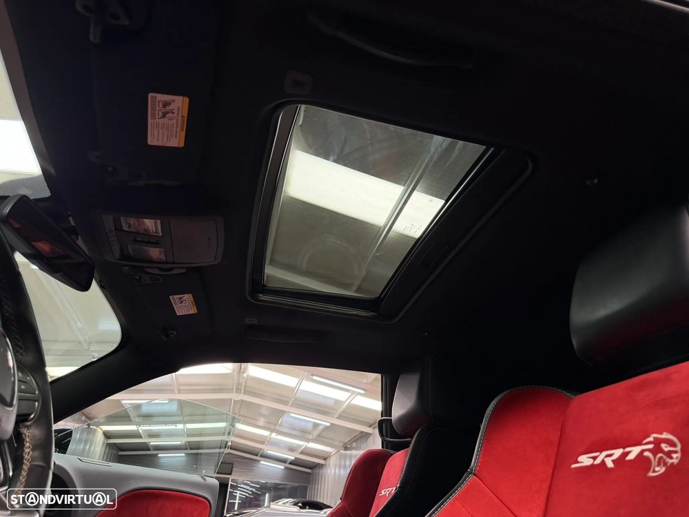 Dodge Challenger Auto SRT Hellcat - 36