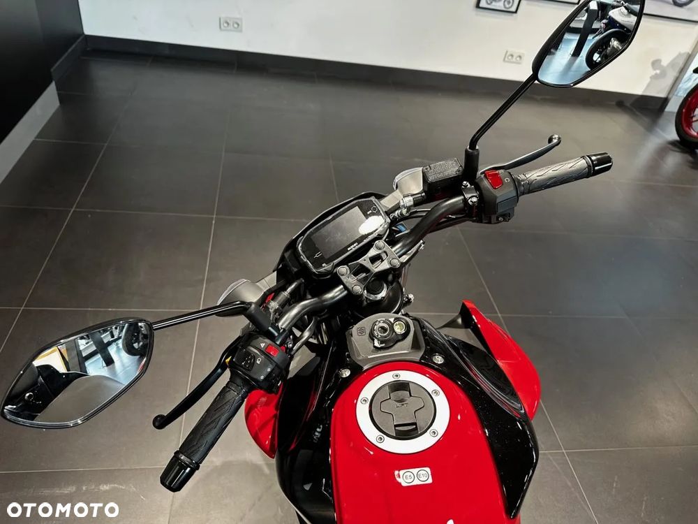 Suzuki GSX - 12