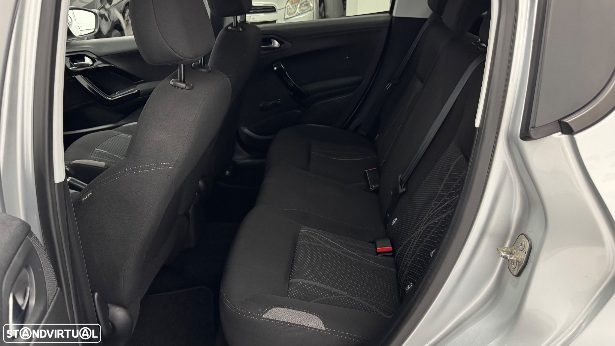Peugeot 208 1.2 VTi Allure - 29