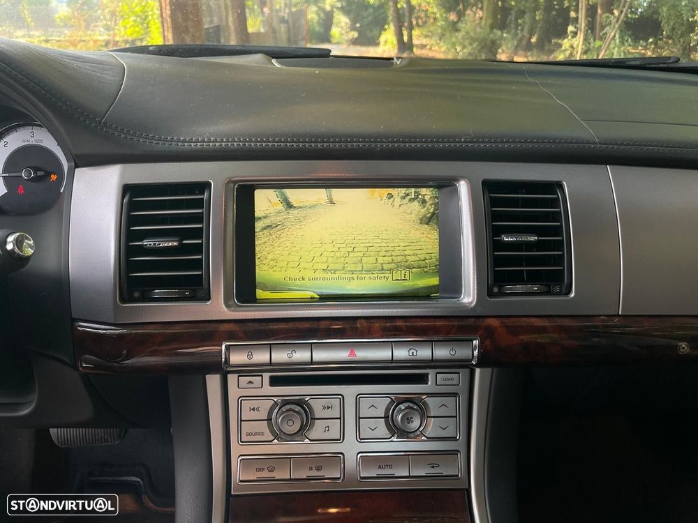 Jaguar XF 2.7 D V6 Premium Luxury - 16