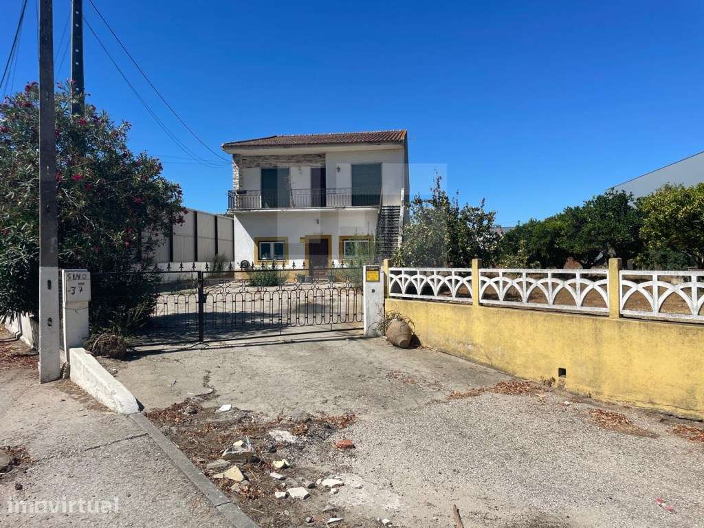 Moradia de 2 pisos, anexos e logradouro com área total de 1.755m2. - Grande imagem: 5/23