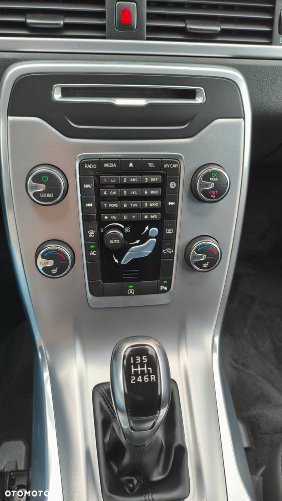 Volvo V70 D2 Momentum - 12