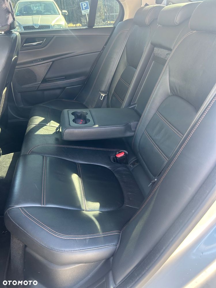 Jaguar XE 2.0 D R-Sport - 6