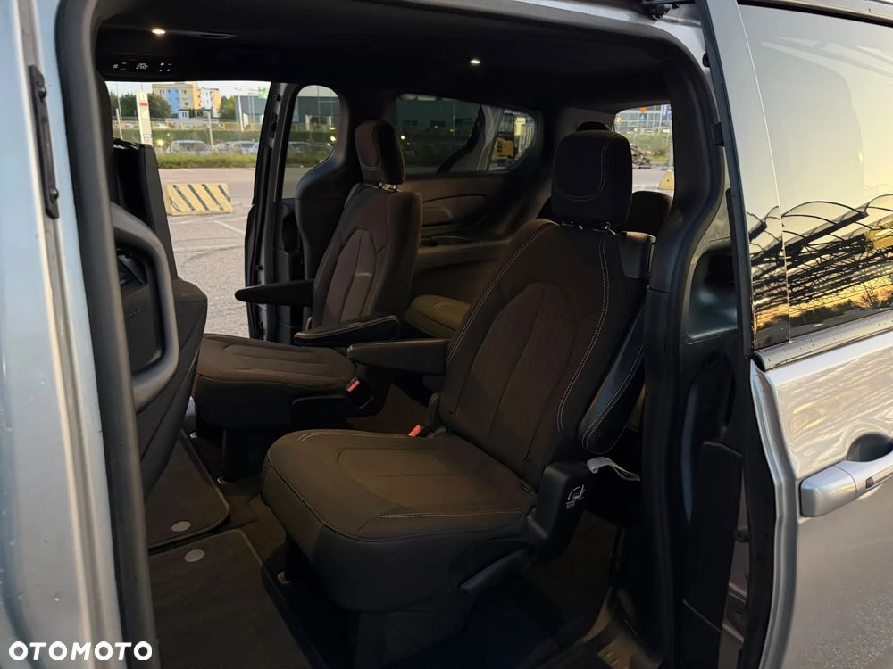 Chrysler Pacifica - 36