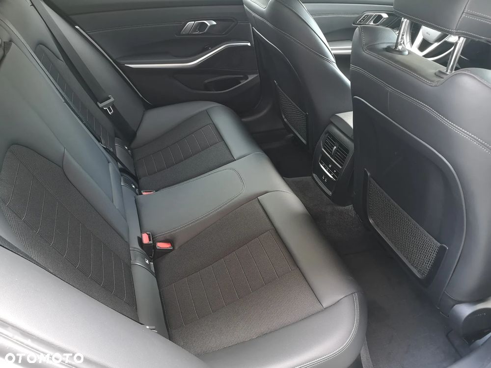 BMW Seria 3 320d xDrive - 28