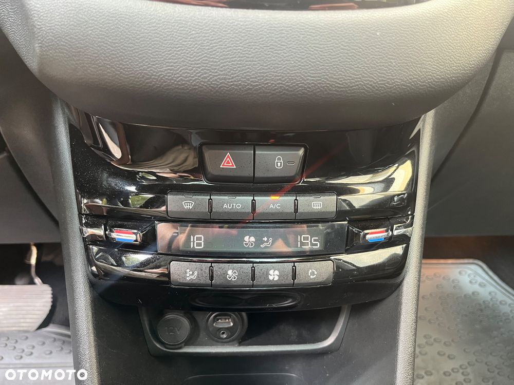 Peugeot 208 - 18