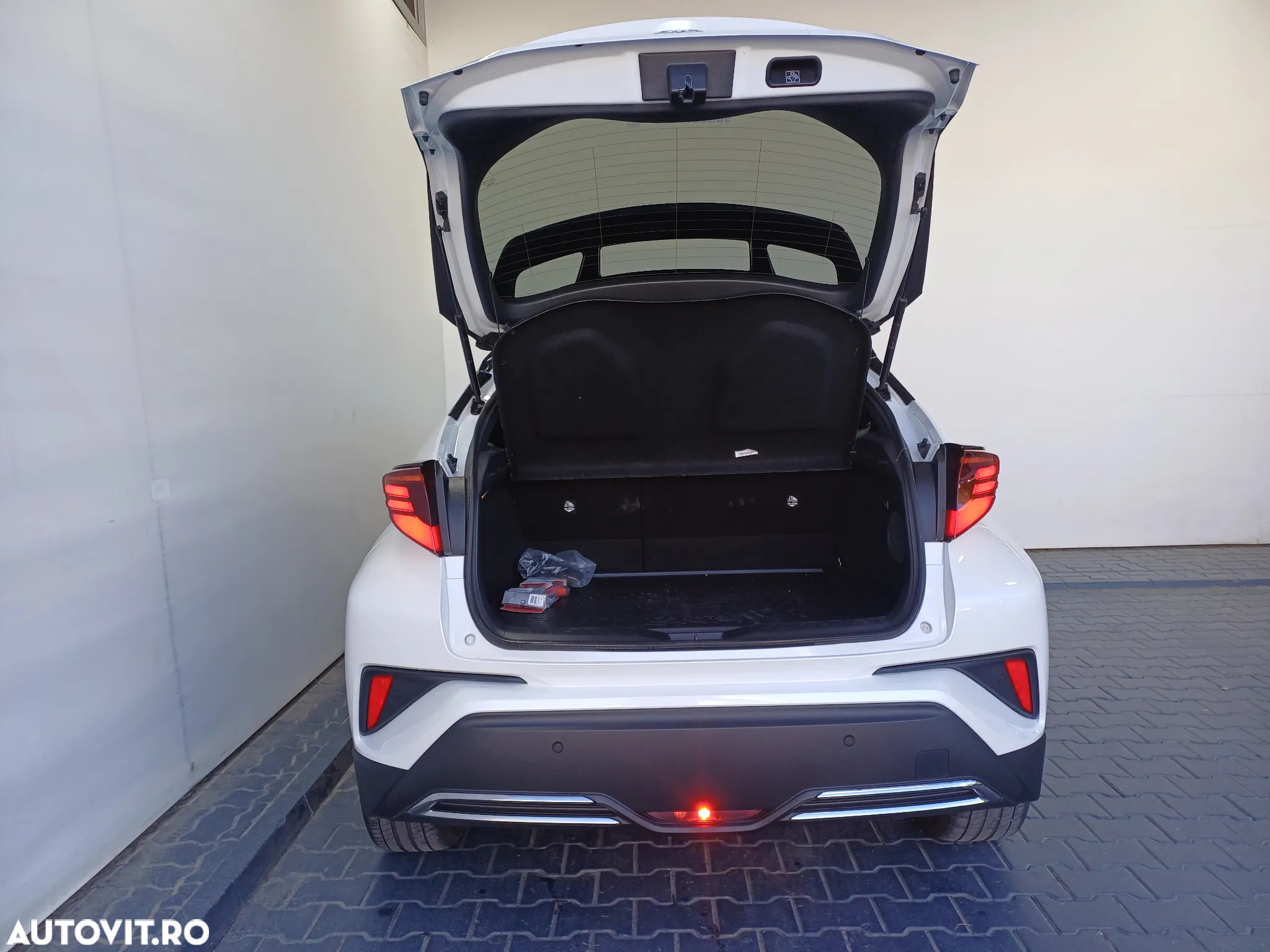 Toyota C-HR 2.0 HSD 184 CP 4x2 CVT Classy Bi-Tone - 28