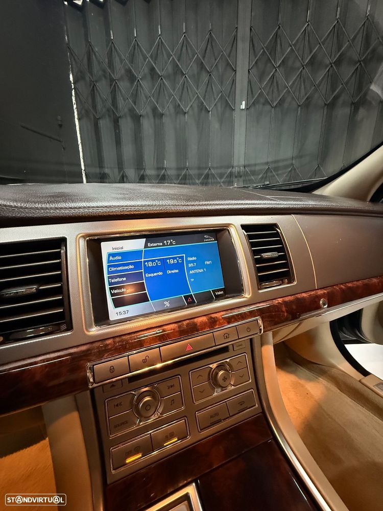 Jaguar XF 3.0 D V6 Premium Luxury - 16