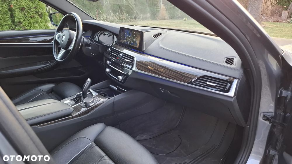 BMW Seria 5 M550i xDrive - 31