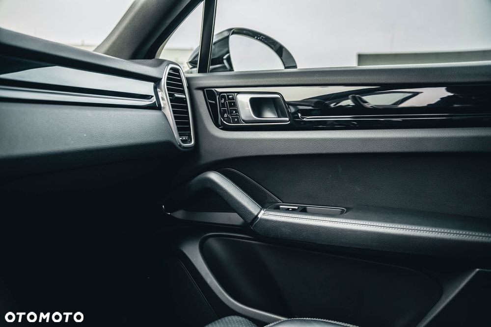 Porsche Cayenne Coupe E-Hybrid - 25