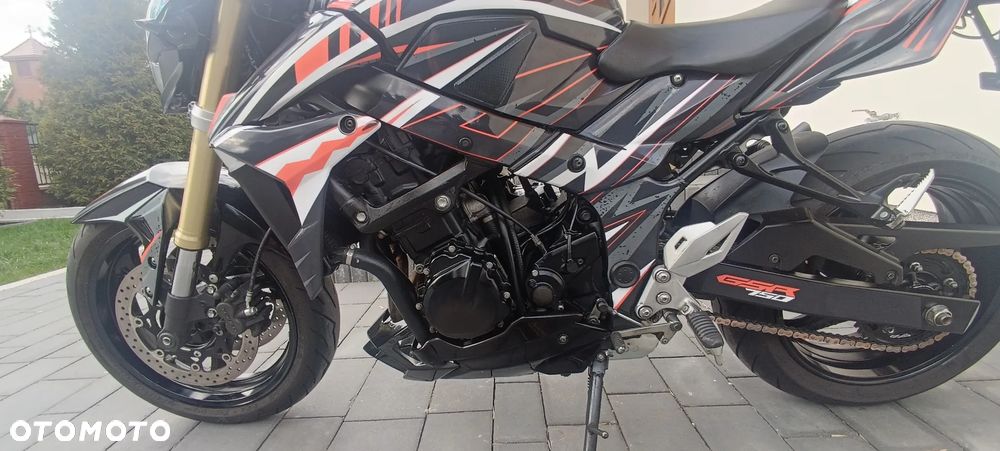 Suzuki GSR - 24