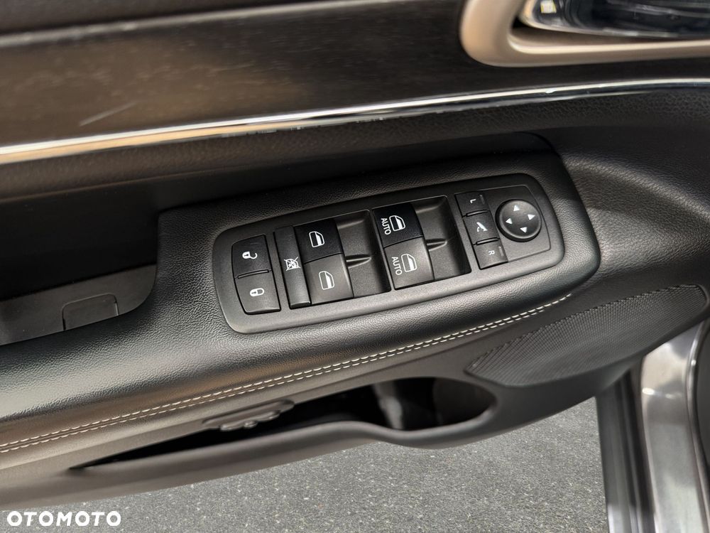 Jeep Grand Cherokee - 29