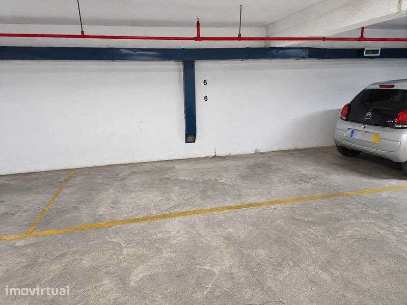 Lugar de Garagem em Sete Rios, 5 min da estação