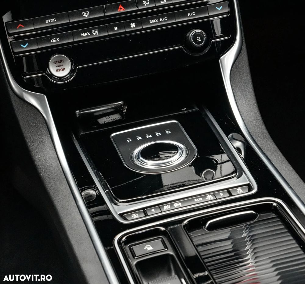 Jaguar XE 20t RWD Portfolio - 20