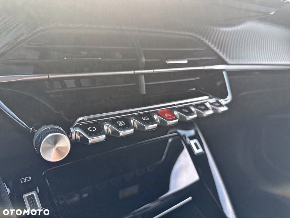 Peugeot 2008 50kWh Allure - 24