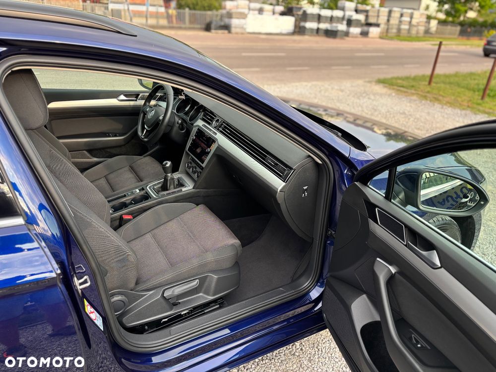 Volkswagen Passat - 11