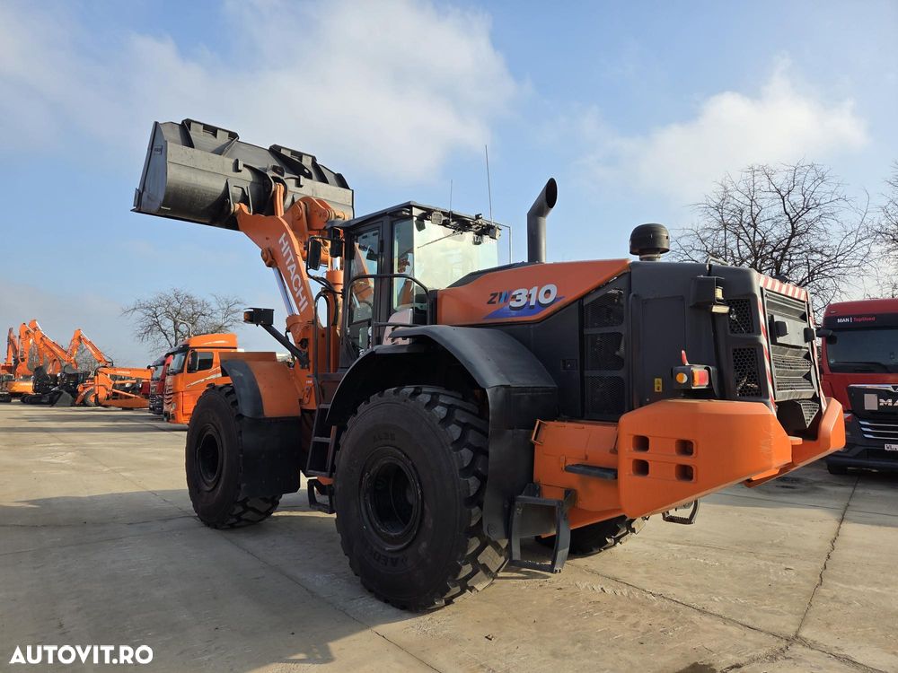 Hitachi Cupa 5mc, 28tone, ANVELOPE NOI, VIRARE prin JOYSTICk, Gresare automata, Inaltiime basculare cupa 4,3m, Lama noua la cupa, produs in JAPONIA, camera luat vederi spate, posibilitate leasing, motor 282 CP, STARE BUNA, PROMOTIE 86.900 EUR+tva - 13